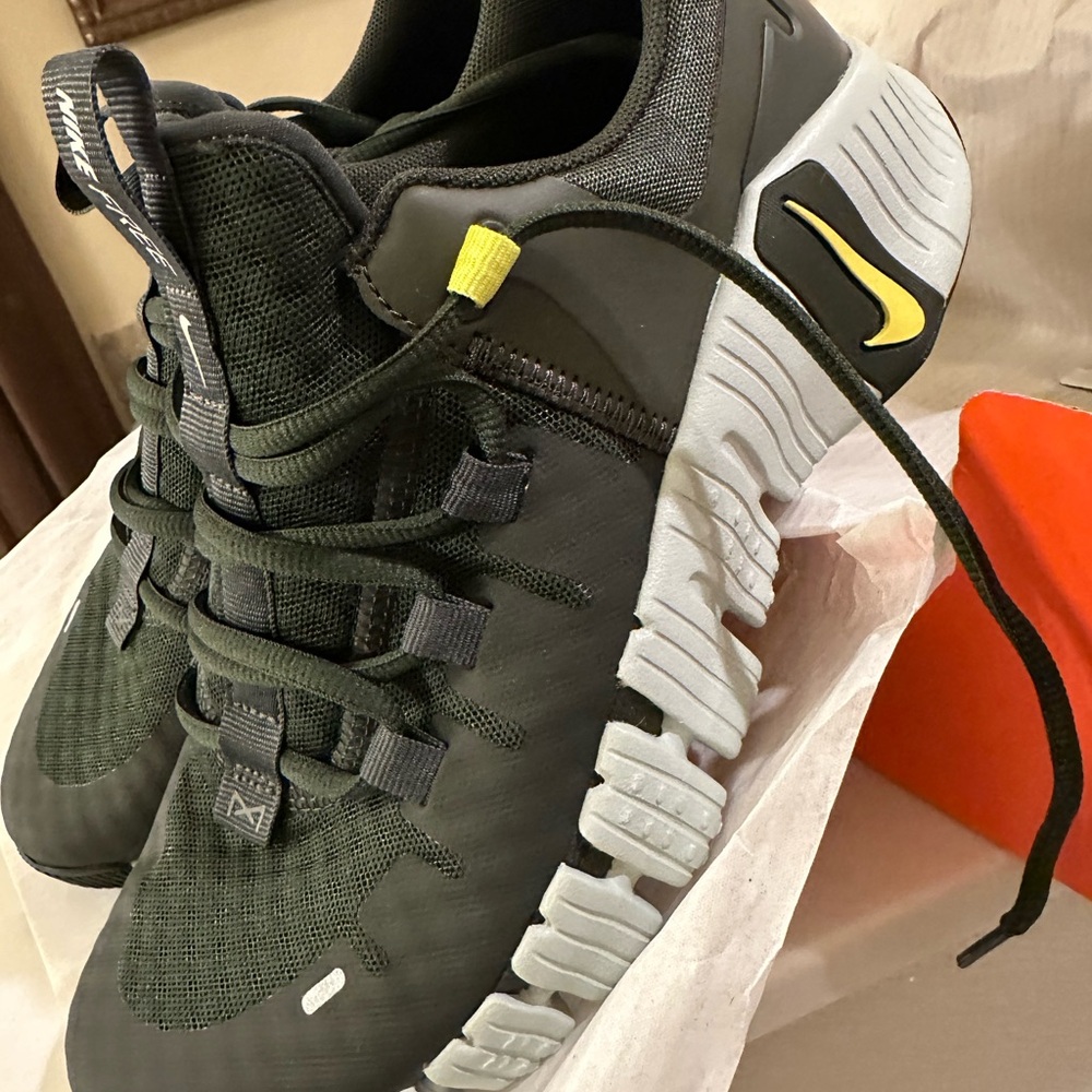 Brand New Nike Dark Grey and Yellow Metcon 5 Shoes